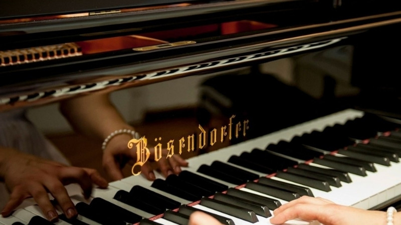 Người chơi piano trải nghiệm trực tiếp tại showroom để tìm cảm giác phím phù hợp