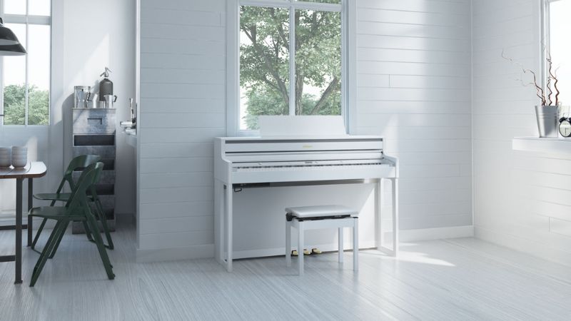 Piano màu trắng satin giúp phòng khách tối giản sáng và hiện đại hơn
