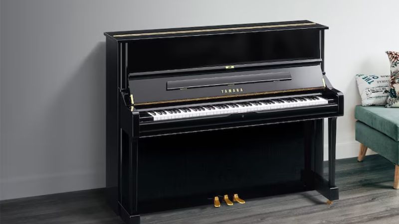 Piano cơ Yamaha U3 trong phòng tập, nổi bật với âm bass mạnh mẽ