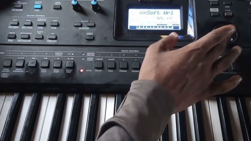 Kiểm tra cài đặt cân bằng âm thanh để tránh mất tiếng một bên trên piano điện