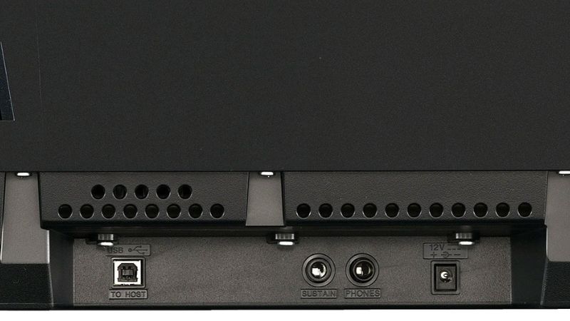 Rút ra và cắm lại giắc kết nối để khắc phục lỗi mất tiếng một bên piano điện