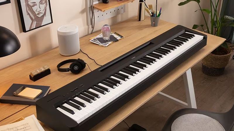 Bật đàn và chơi thử để nghe loa tích hợp có phát đủ hai kênh âm thanh không