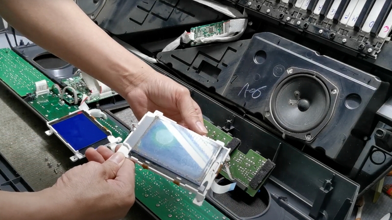 Quá trình chẩn đoán lỗi màn hình cảm ứng đàn keyboard với máy đo điện tử