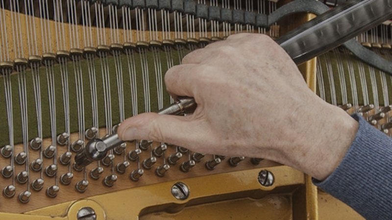 Lên dây chuẩn A440 đảm bảo âm sắc piano ổn định và hài hòa