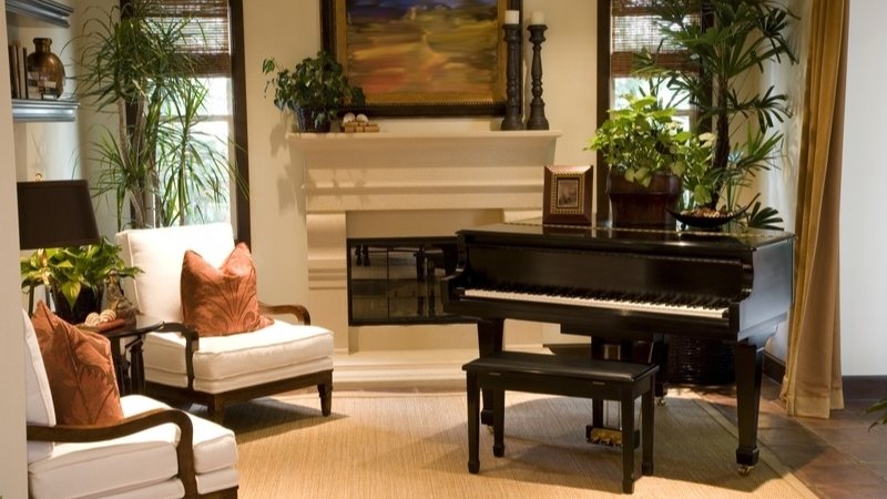 Tránh ánh nắng, gió lạnh và nguồn nhiệt để bảo vệ đàn piano khỏi lạc tông