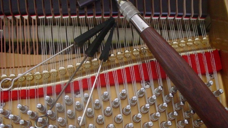 Đàn piano cơ mới mua cần lên dây 2–4 lần trong năm đầu để ổn định