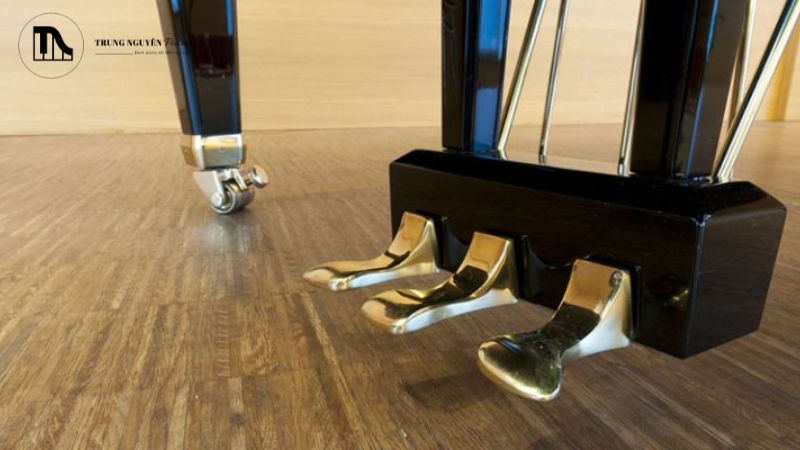 Hiện tượng này xảy ra khi bạn đạp pedal thì tiếng ngắt, còn nhả pedal ra thì tiếng lại vang