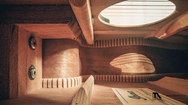 Hướng dẫn vệ sinh thùng đàn Guitar Acoustic: Sạch bụi, âm vang 1 Lý do nên vệ sinh bên trong thùng đàn guitar