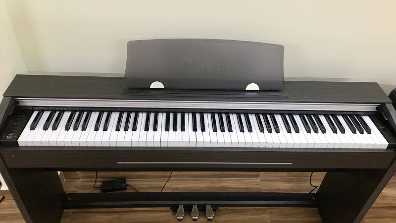 Bàn phím piano điện Casio với hệ thống ba cảm biến, giúp tái hiện lực gõ chân thực