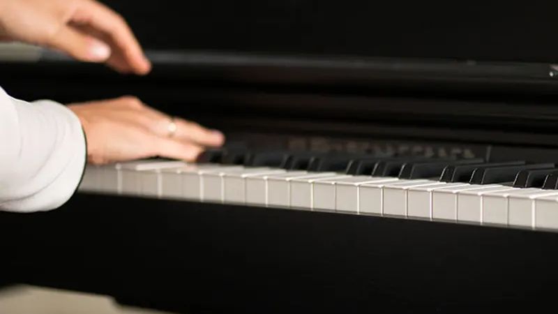 Người chơi luyện tập trên piano điện với cảm giác phím mượt mà và tự nhiên