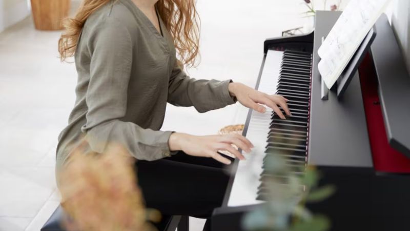 Trải nghiệm thực tế giúp người mua tìm được cây đàn phù hợp với cảm giác ngón