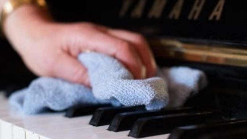 Cách Vệ Sinh Khe Kẽ Đàn Piano: Hướng Dẫn An Toàn 3 Lau phím đàn piano cơ bằng khăn microfiber sạch, giữ bề mặt phím luôn sáng đẹp