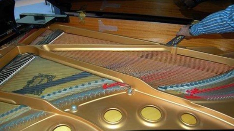 Cách Vệ Sinh Khe Kẽ Đàn Piano: Hướng Dẫn An Toàn 4 Hút bụi sàn đàn và vách bằng đầu hút khe của máy hút bụi mini