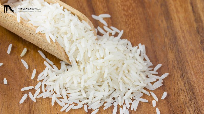 Hướng dẫn vệ sinh thùng đàn Guitar Acoustic: Sạch bụi, âm vang 3 Vệ sinh thùng đàn guitar bằng gạo