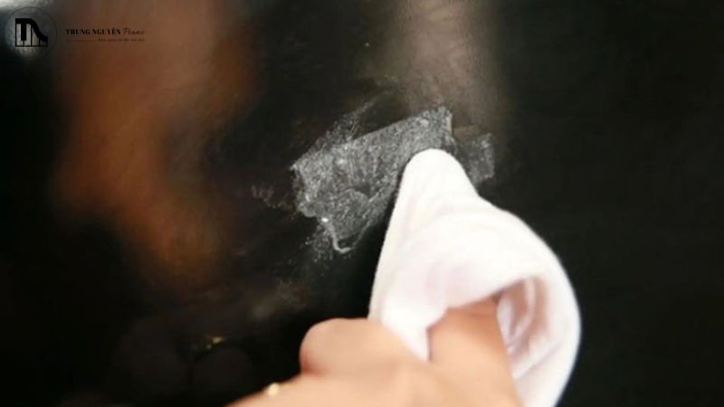 Vết keo dính vào bề mặt đàn là gì