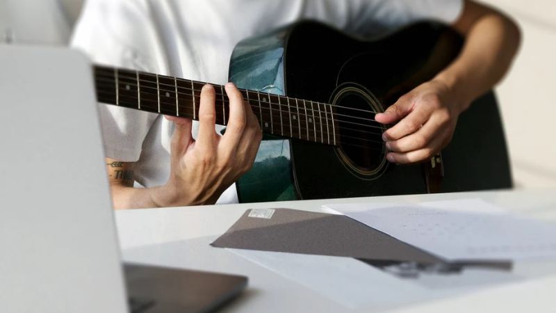 Cách bấm dây đàn guitar không đau tay: Hướng dẫn kỹ thuật từ A-Z 1 Dây đàn quá cứng khiến người mới chơi guitar dễ bị đau đầu ngón tay