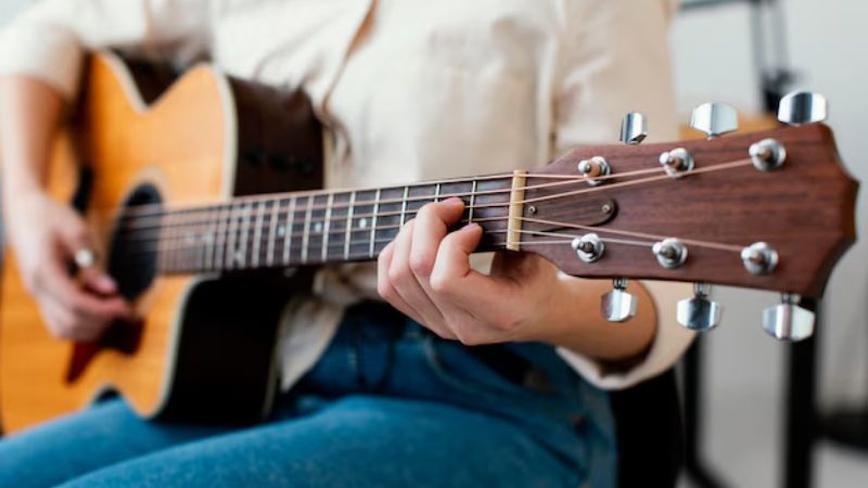 Cách bấm dây đàn guitar không đau tay: Hướng dẫn kỹ thuật từ A-Z 2 Sử dụng đầu ngón tay để bấm dây, tránh dùng phần phẳng giúp nốt nhạc vang rõ