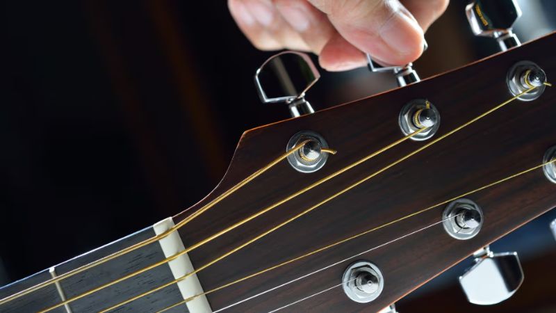 Điều chỉnh khóa đàn nhẹ nhàng để đạt âm chuẩn mà không làm đứt dây