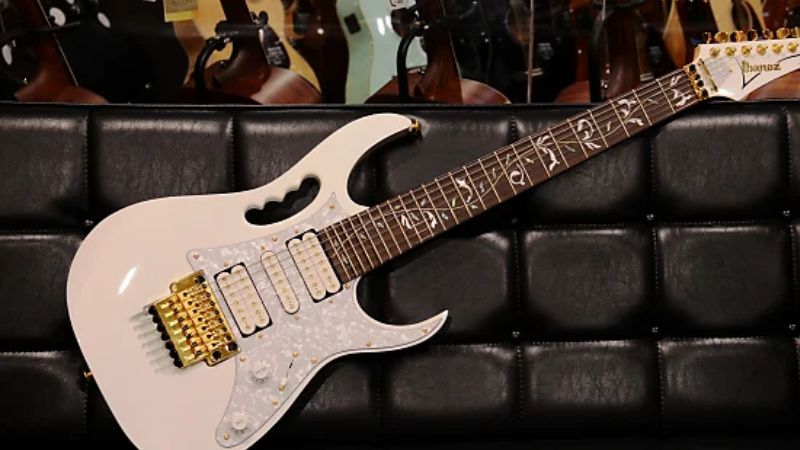 Các dòng đàn guitar điện Ibanez: RG, S, AZ & Cách chọn phù hợp 4 Cây đàn Ibanez JEM7V với thiết kế signature Steve Vai và tay cầm đặc trưng Monkey Grip