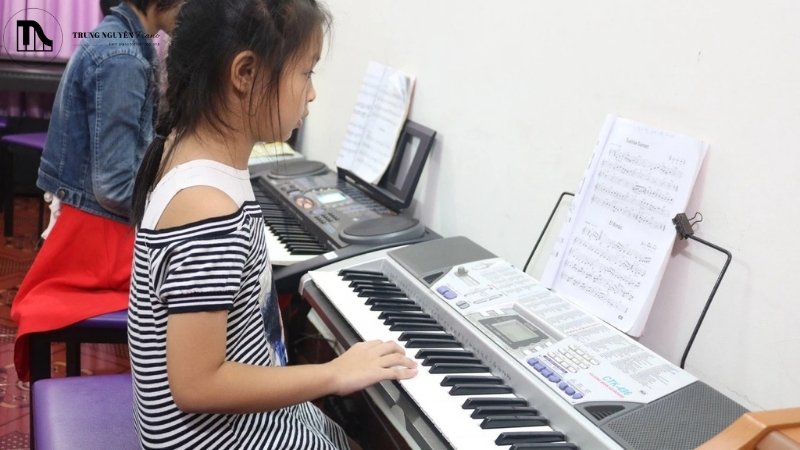 Yếu tố ảnh hưởng đến Trình độ giáo viên, số buổi học trong tuần, thời lượng mỗi buổi, cơ sở vật chất ảnh hưởng đến học phí khóa học đàn Organ