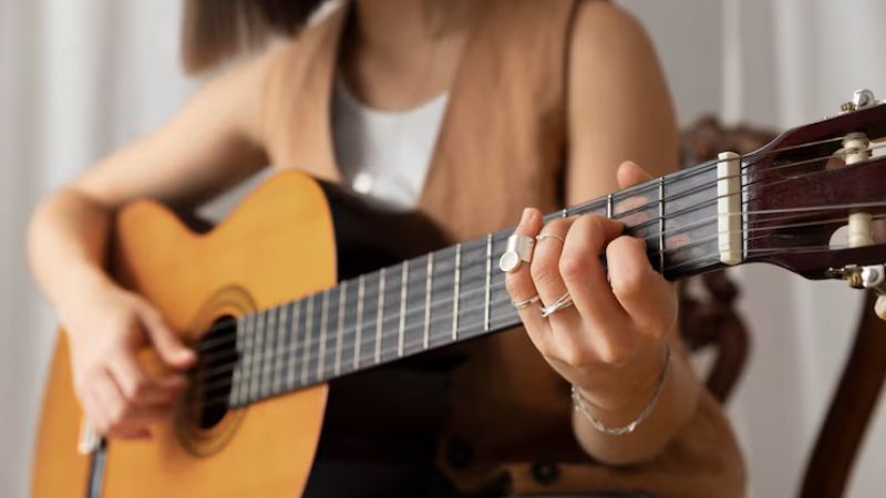 Tư thế đúng là nền tảng quan trọng giúp phát triển kỹ năng chơi guitar vững chắc