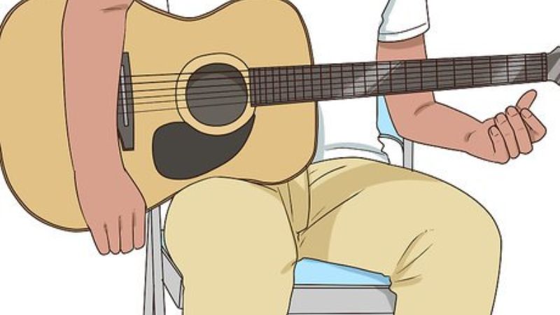Ngồi thẳng lưng, thả lỏng vai giúp bảo vệ cột sống khi chơi guitar