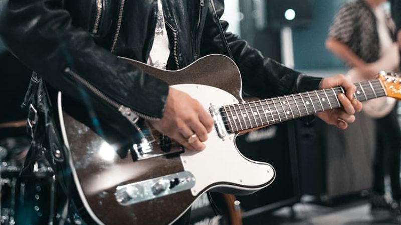 Thả lỏng cơ thể và ôm đàn vừa phải giúp chơi guitar thoải mái, hiệu quả