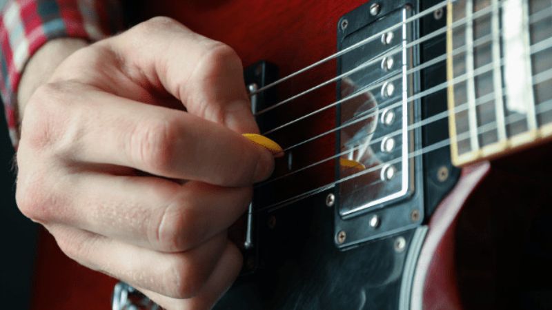 Giữ pick chắc chắn, không gồng cứng, giúp điều khiển âm thanh linh hoạt