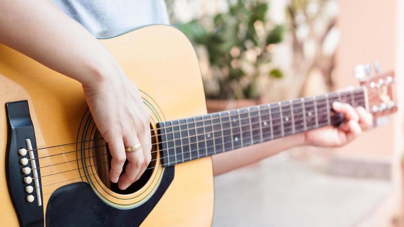 Chọn đàn guitar phù hợp vóc dáng giúp dễ cầm nắm và luyện tập tư thế chuẩn