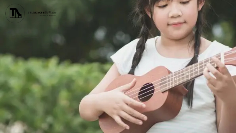 Cách cầm đàn ukulele chuẩn & Các lỗi sai thường gặp nhất 10 Nguyên nhân phổ biến nhất là gồng cứng vai, gập cổ tay sai hoặc dùng lực quá mạnh để bấm phím
