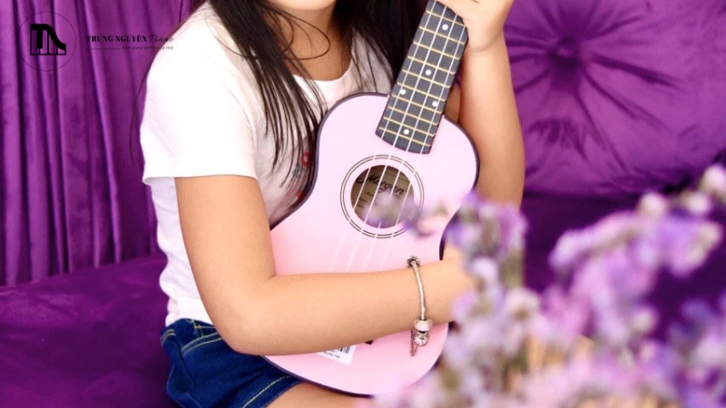 Cách cầm đàn ukulele chuẩn & Các lỗi sai thường gặp nhất 5 Ôm đàn ukulele quá chặt vào người