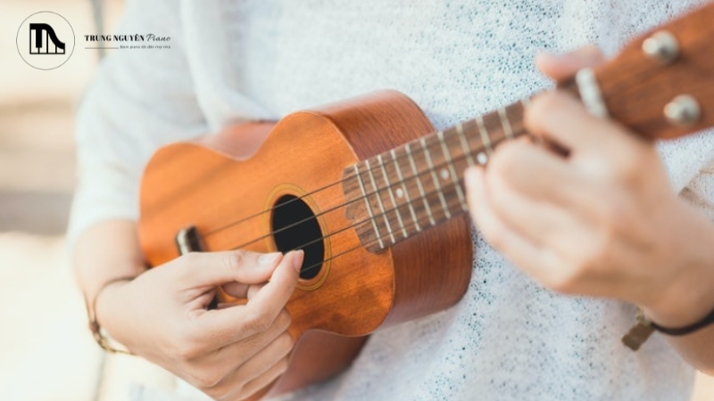 Cách cầm đàn ukulele chuẩn & Các lỗi sai thường gặp nhất 8 Chìa khóa của một tư thế tốt là sự thả lỏng