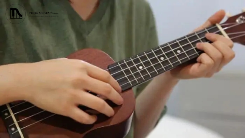 Cách cầm đàn ukulele chuẩn & Các lỗi sai thường gặp nhất 7 Dùng tay trái để "nắm" cần đàn