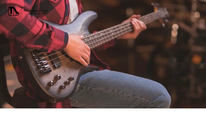 Cách chơi Guitar Bass tự học hiệu quả cho người mới 1 Guitar bass là nhạc cụ giữ vai trò xương sống trong hầu hết các thể loại âm nhạc