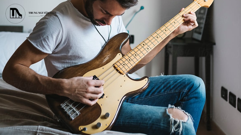 Cách chơi Guitar Bass tự học hiệu quả cho người mới 5 Tư thế cầm đàn Guitar Bass đúng cách