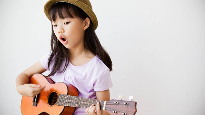 Cách chọn đàn Ukulele cho bé: Cẩm nang toàn diện từ A-Z 1 Bé học ukulele giúp phát triển tư duy và kỹ năng vận động tinh