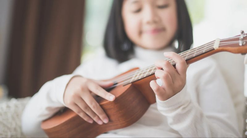 Cách chọn đàn Ukulele cho bé: Cẩm nang toàn diện từ A-Z 2 Bé từ 5-6 tuổi là thời điểm vàng để bắt đầu học ukulele