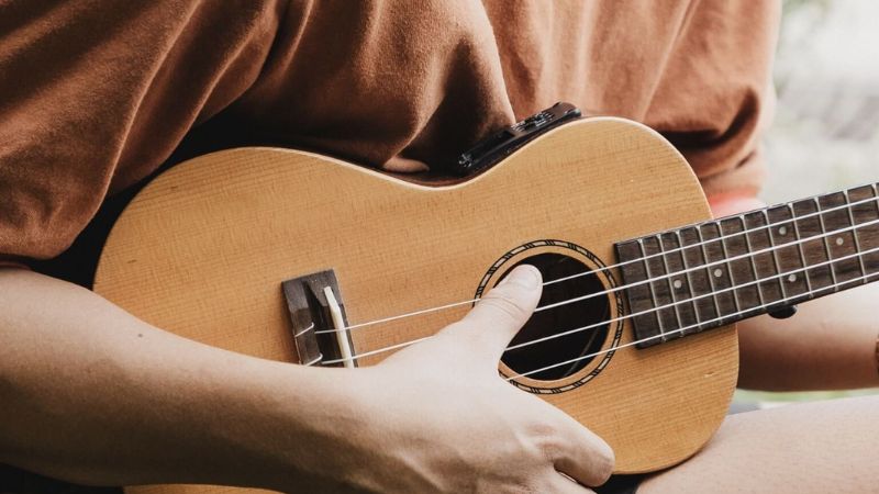 Cách chọn đàn Ukulele cho bé: Cẩm nang toàn diện từ A-Z 8 Âm thanh vang, trong, không rè là tiêu chí quan trọng khi chọn đàn