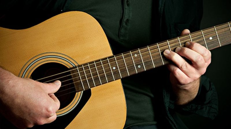 Tay trái di chuyển theo thang âm tạo đường bassline phong phú cho điệu Cha Cha Cha