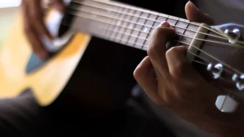 Tay phải và trái của người chơi chuyển động nhịp nhàng, thể hiện sự uyển chuyển