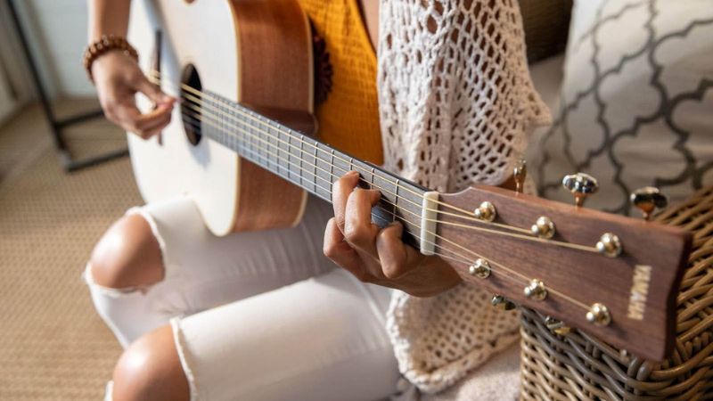 Người mới học guitar nên chọn bài hát có hợp âm đơn giản để luyện