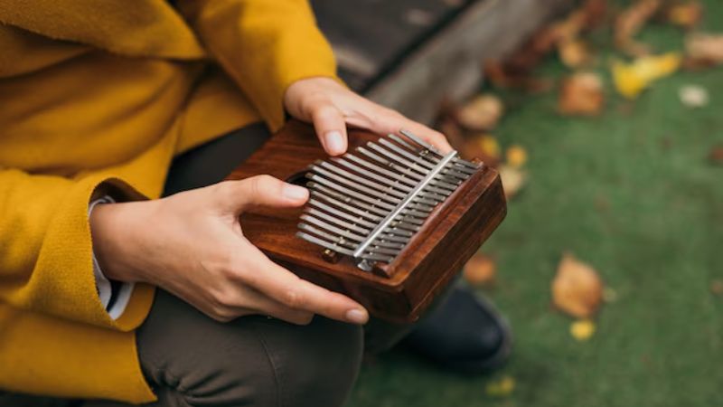 Móng tay dài khoảng 1–2mm giúp âm thanh kalimba trong và sắc nét hơn