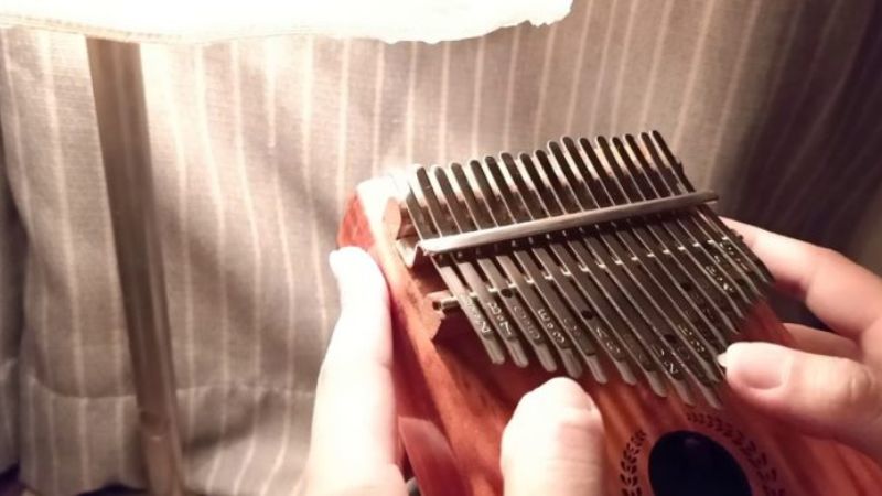 Người mới học kalimba nên bắt đầu chậm để làm quen vị trí nốt và kỹ thuật gảy