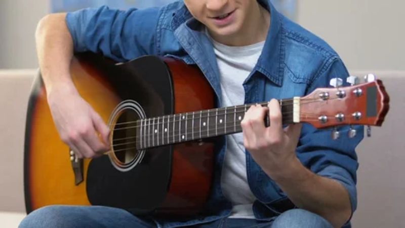 Guitar acoustic với âm thanh ấm áp, lý tưởng cho luyện tập điệu Ballad
