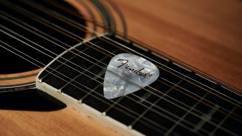 Chọn móng gảy mỏng giúp người mới dễ điều khiển khi quạt Ballad