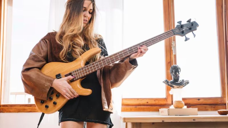 Người chơi guitar dậm chân theo nhịp Disco để cảm nhận tiết tấu đều và mạnh mẽ