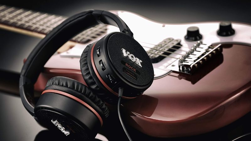 Đeo tai nghe, tập trung lắng nghe nhạc Disco để cảm nhận tiết tấu và nhịp điệu đặc trưng