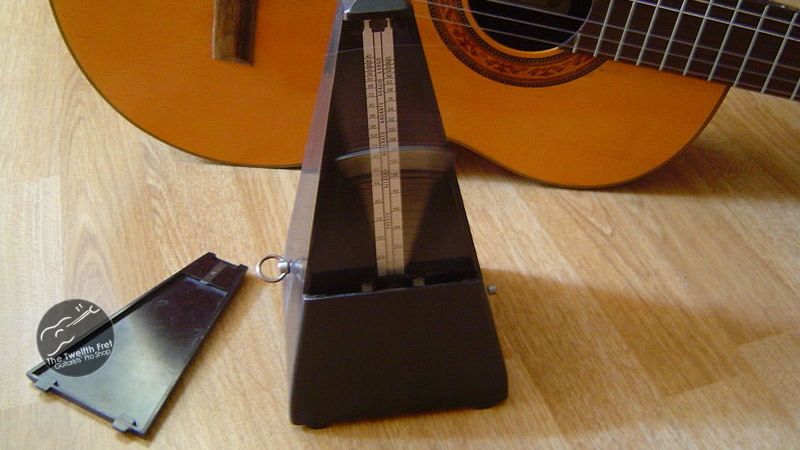 Sử dụng máy đếm nhịp hỗ trợ kiểm soát tiết tấu và độ chính xác khi chơi Rumba guitar