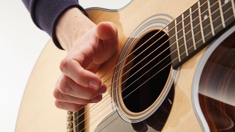 Cổ tay cứng khiến âm thanh guitar lúc to lúc nhỏ, tiếng đập thùng không gọn