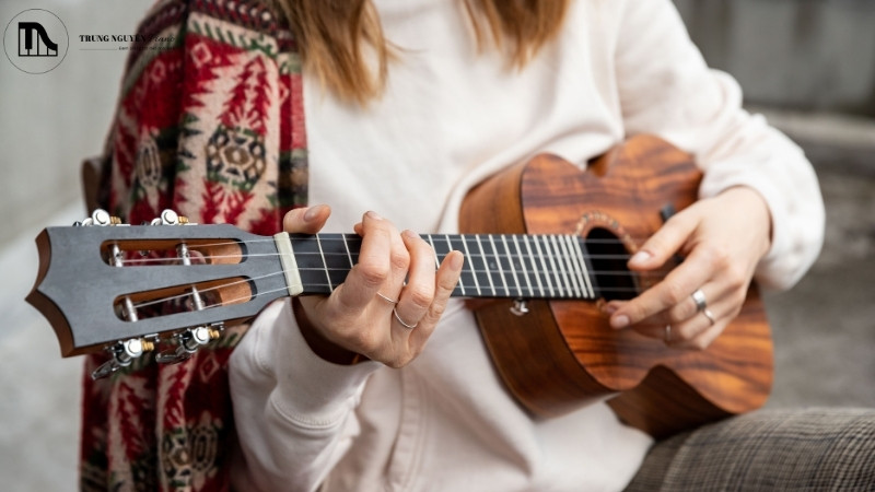 Cách gảy Ukulele cho người mới: Hướng dẫn chi tiết từ A-Z 3 Kỹ thuật gảy Ukulele cơ bản